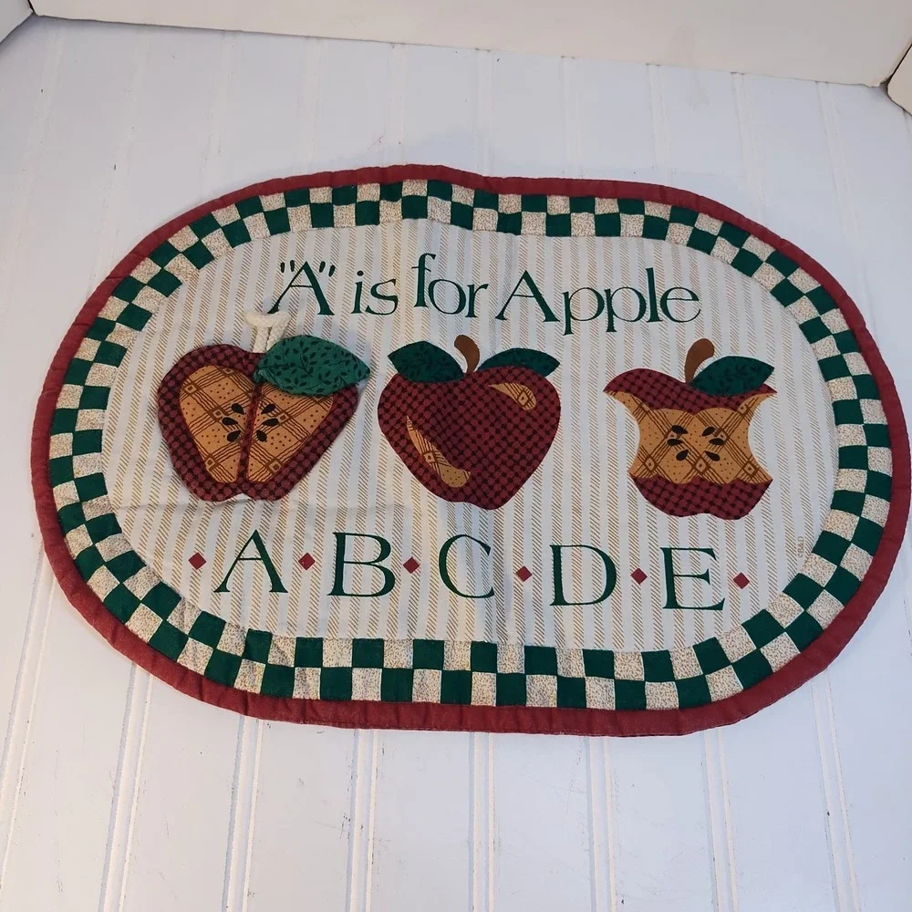 Set of 4 VTG Apple Quilted Placemats Farmhouse Cottagecore Country Style Oval